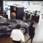 Dealer Porsche ditabrak konsumen lantaran sakit hati. (Carscoops)