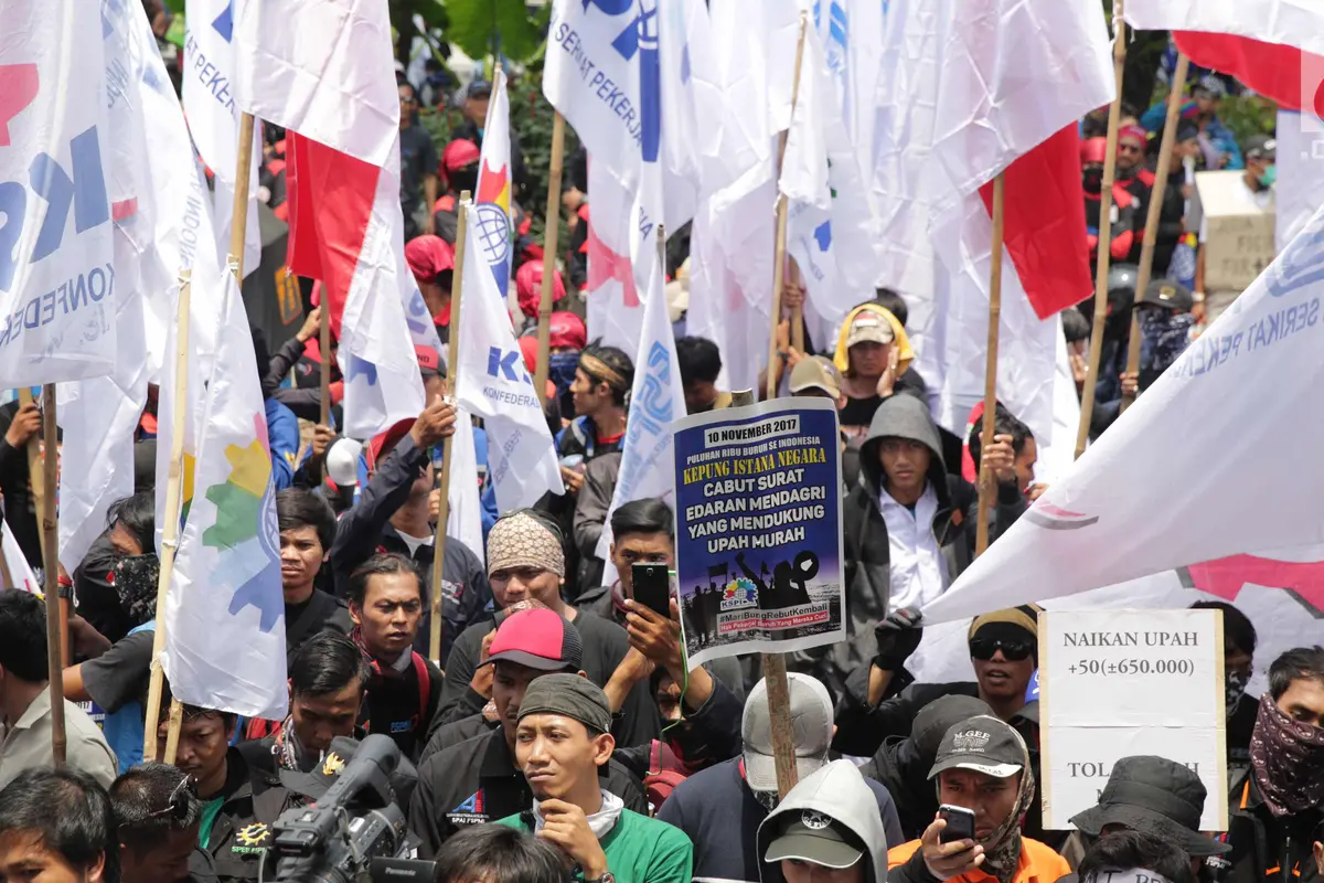Massa Buruh Kepung Balai Kota DKI