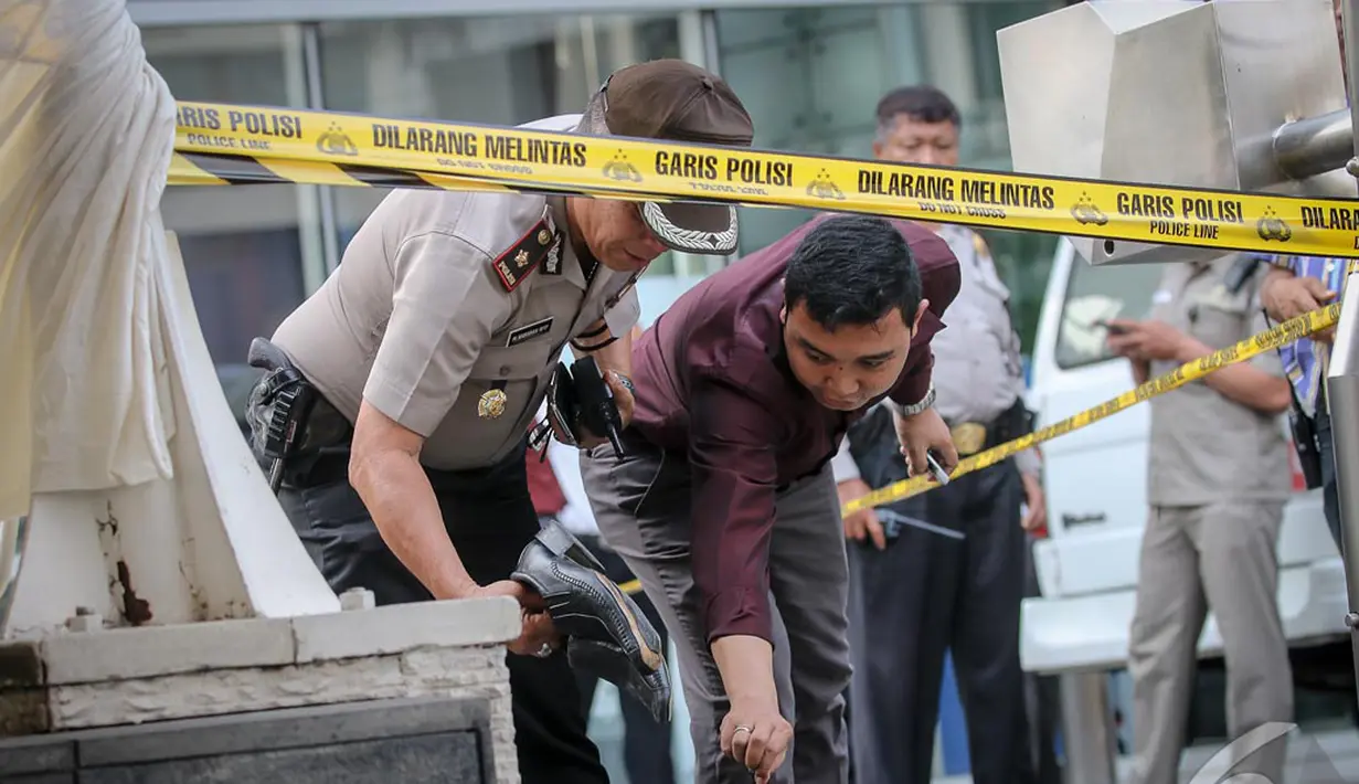 Petugas Kepolisian menduga korban sengaja melompat untuk bunuh diri, Jakarta Pusat, Selasa (7/10/2014) (Liputan6.com/Faizal Fanani)