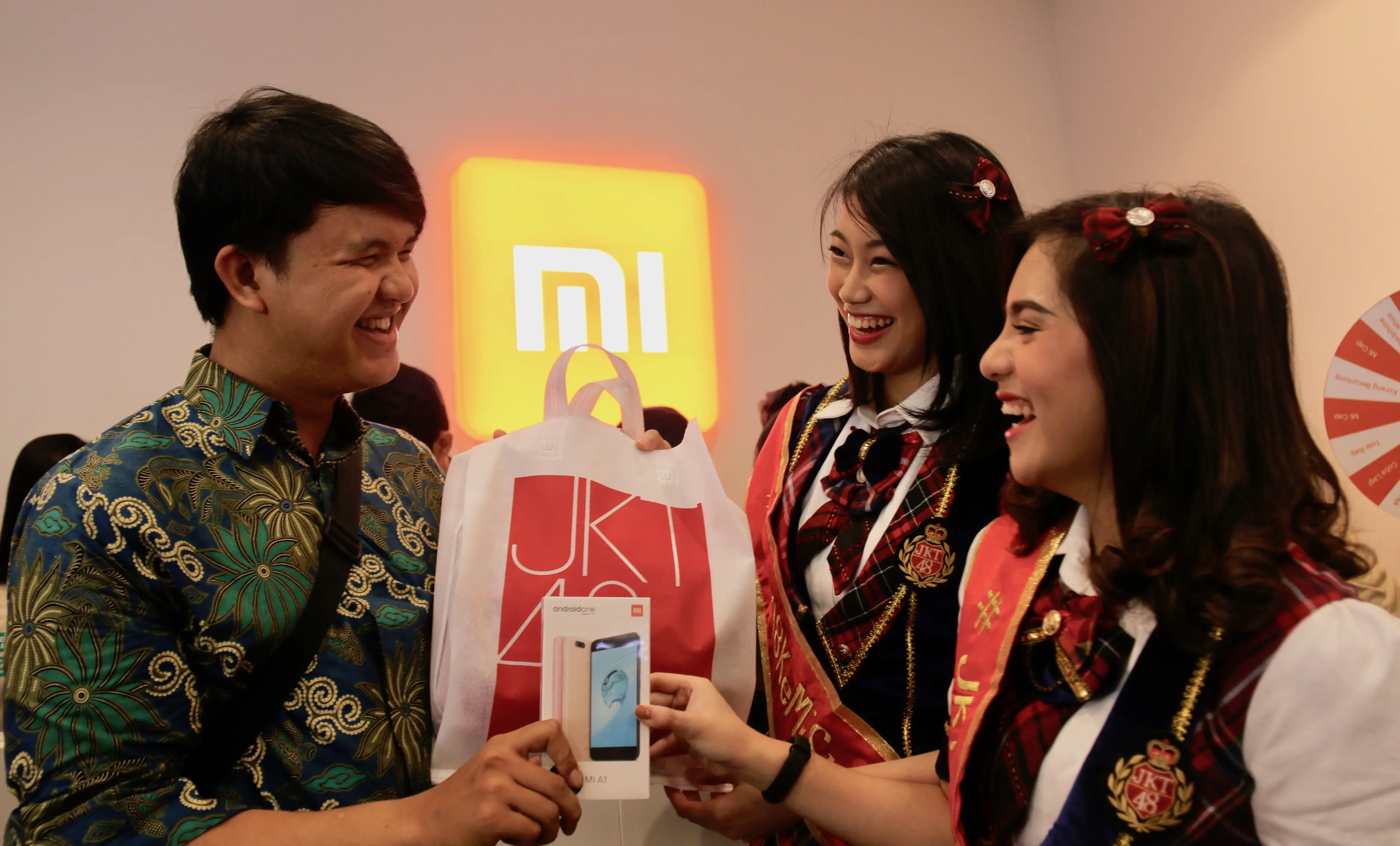 Member JKT48 Desy dan Vanka melayani pembeli smartphone Xiaomi di Mi Store Bekasi, Minggu (8/10/2017) Foto: Dokumentasi Xiaomi.