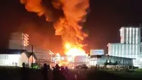Kobaran api dari kebakaran tangki minyak PT Sari Dumai Oleo yang menewaskan dua karyawan. (Liputan6.com/M Syukur)