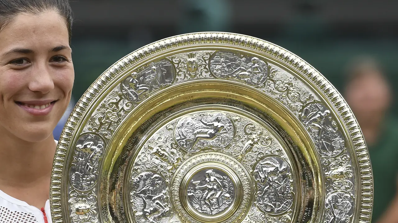 Garbine Muguruza berpose dengan gelar Wimbledon 2017. Petenis asal Spanyol itu mengalahkan Venus Williams 7-5, 6-0 di final, Sabtu (15/7/2017).