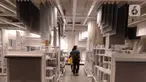 Pengunjung berjalan diantara produk display pada salah satu mall ritel modern di kawasan Alam Sutera, Tangerang Selatan, Banten, Kamis (19/3/2020). Sejumlah ritel modern non-pangan telah mengalami tekanan yang cukup dalam akibat merebaknya virus corona di Indonesia. (merdeka.com/Arie Basuki)