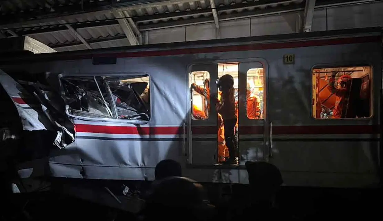 Tim pencari dan penyelamat mencari korban yang mash terjebak dalam kecelakaan Kereta Api Jarak Jauh (KAJJ) dengan Kereta rel Listrik (KRL) Commuter Line di Stasiun Bekasi Timur, Jawa Barat, Selasa 28 April 2026 dini hari. (AP Photo/Fadlan Syam)