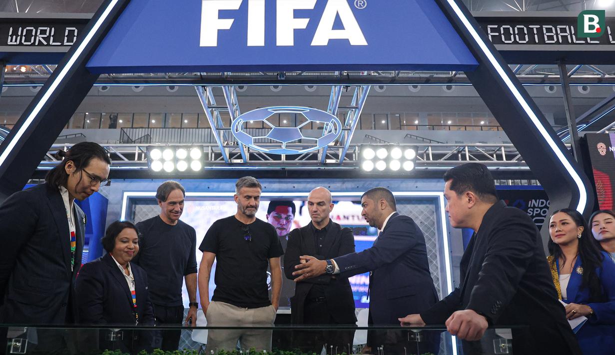 Menpora Erick Thohir (paling kanan) bersama para legenda Liga Italia, Esteban Cambiasso, Christian Panucci dan Alessandro Nesta di booth FIFA yang berada pada acara Indonesia Sports Summit 2025 (ISS 2025) resmi digelar di Indonesia Arena, Senayan, Jakarta pada Sabtu (6/12/2025).