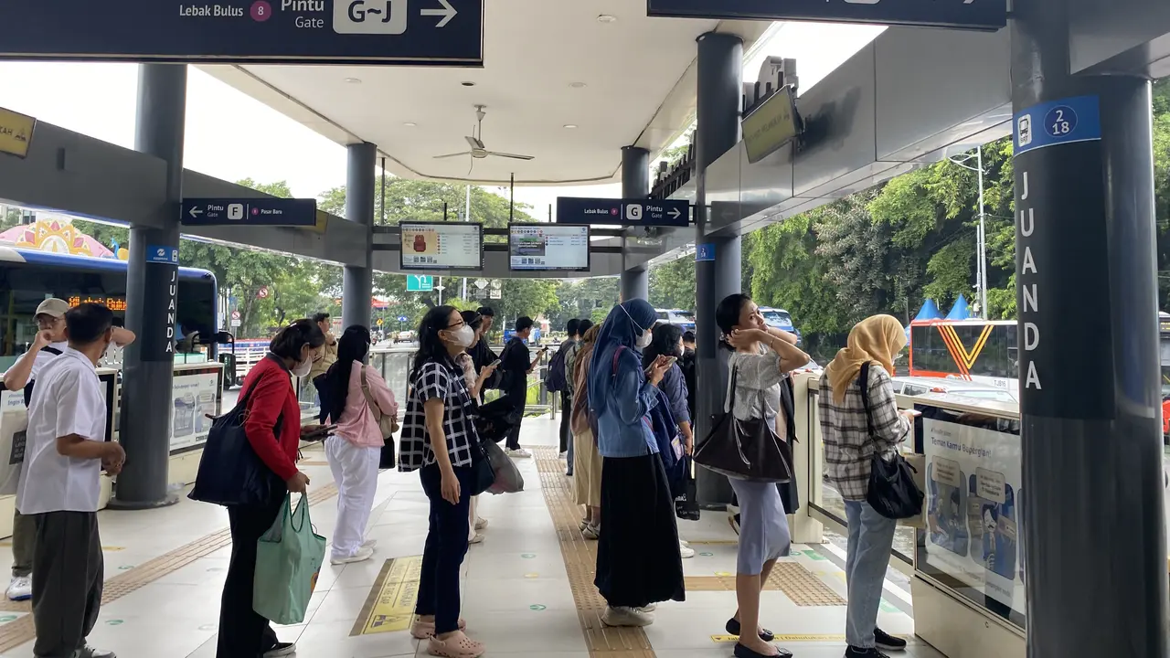 Penumpang Transjakarta. Pemprov Jakarta menggratiskan biaya perjalanan untuk perempuan pada Hari Kartini, Senin (21/4/2025).