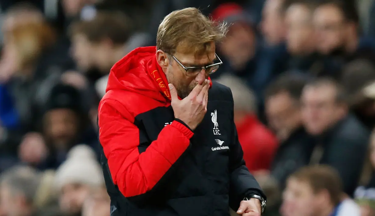 Pelatih Liverpool, Jurgen Klopp tampak kecewa usai pertandingan melawan Newcastle di Liga Inggris di Stadion St James Park, Inggris (6/12). Liverpool kalah 2-0 atas Newcastle. (Reuters/Andrew Yates)