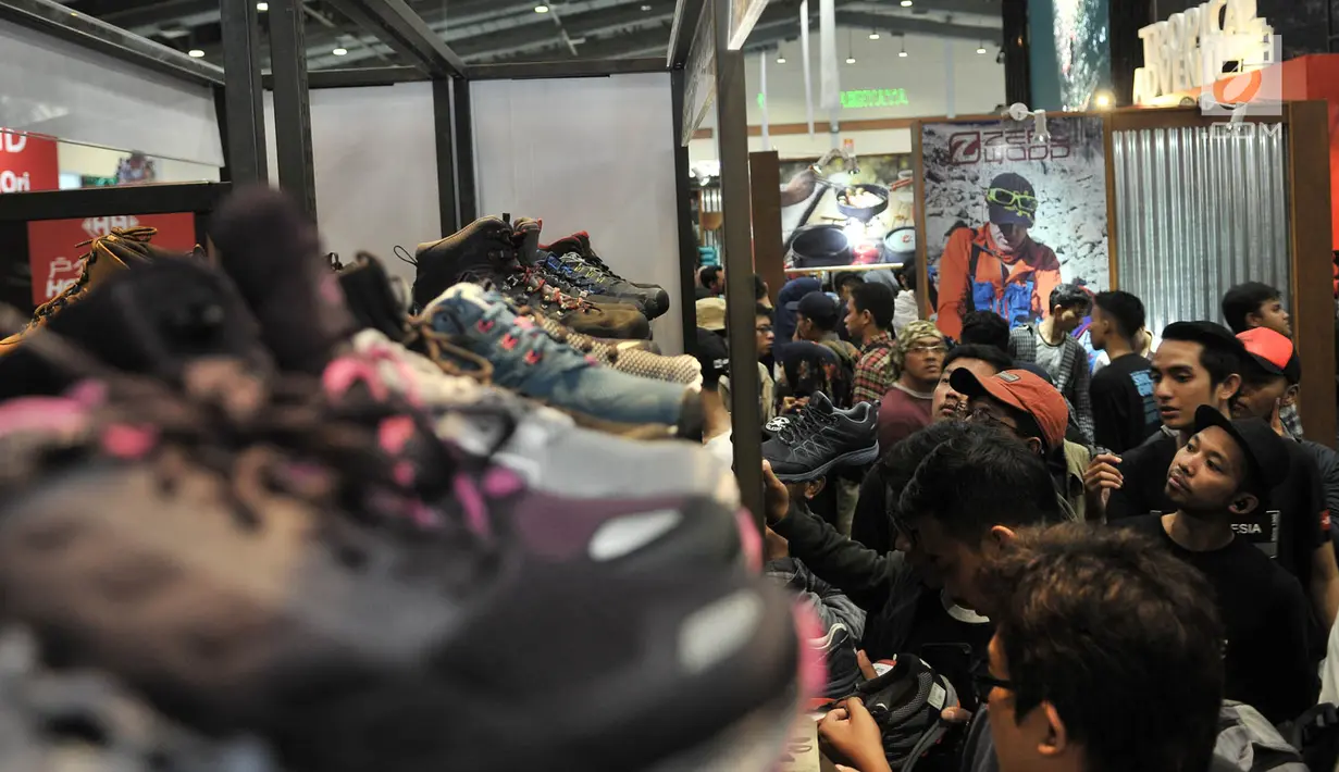 Pengunjung mencari perlengkapan outdoor saat INDOFEST 2019 di JCC Senayan, Jakarta, Kamis (7/3). Pameran tahunan INDOFEST menghadirkan berbagai produk kegiatan luar ruangan (outdoor) tawaran harga diskon hingga 70 persen. (Merdeka.com/Iqbal S Nugroho)