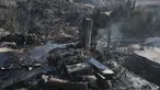 Orang-orang memeriksa kerusakan di pabrik semen yang disebabkan oleh serangan udara Israel di desa Ansar, Lebanon Selatan, pada Jumat 17 Oktober 2025. (AP Photo/Mohammad Zaatari)