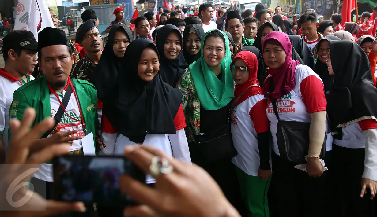 Direktur Wahid Foundation Yenny Wahid foto bersama Peserta Kirab Kebangsaan saat mengikuti acara Kirab Kebangsaan 'Bersatu Kita Teguh' yang digelar di Halaman Desa Rancasari, Pamanukan, Subang, Jawa Barat pada Sabtu (4/3). (Liputan6.com/Johan Tallo)