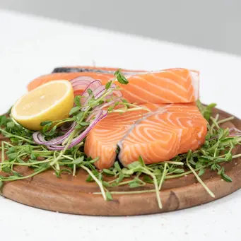 Salmon, sarden, dan beberapa jenis ikan lainnya dapat menjadi pilihan sumber omega-3 yang mudah diolah di rumah. (Foto/Dok: Pexels)
