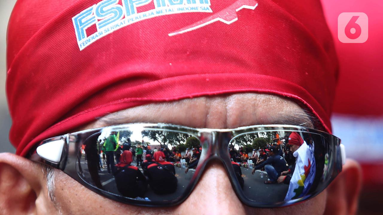 Massa Buruh Berunjuk Rasa di Kawasan Patung Kuda Jakarta