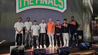Para pelatih dan pemain Pelita Jaya (kanan-empat ke kanan) dan Prawira Bandung berfoto bersama pada konferensi pers menjelang final IBL 2023. Konferensi pers digelar di Jakarta, Selasa (18/7/2023). (Liputan6/Thomas)