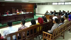 Terdakwa kasus suap gas alam Bangkalan Fuad Amin mendengarkan keterangan saksi dalam sidang lanjutan di Pengadilan Tipikor, Jakarta, Kamis (13/8). Agenda sidang Mantan Bupati Bangkalan itu guna mendengarkan keterangan 25 saksi. (Liputan6.com/Helmi Afandi)