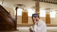 Pria berdoa setelah sholat (Pexels)