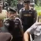 Warga memprotes rusaknya jalan desa akibat penambangan liar. Sementara itu, petugas lapas narkotika Gintung perketat keamanan.