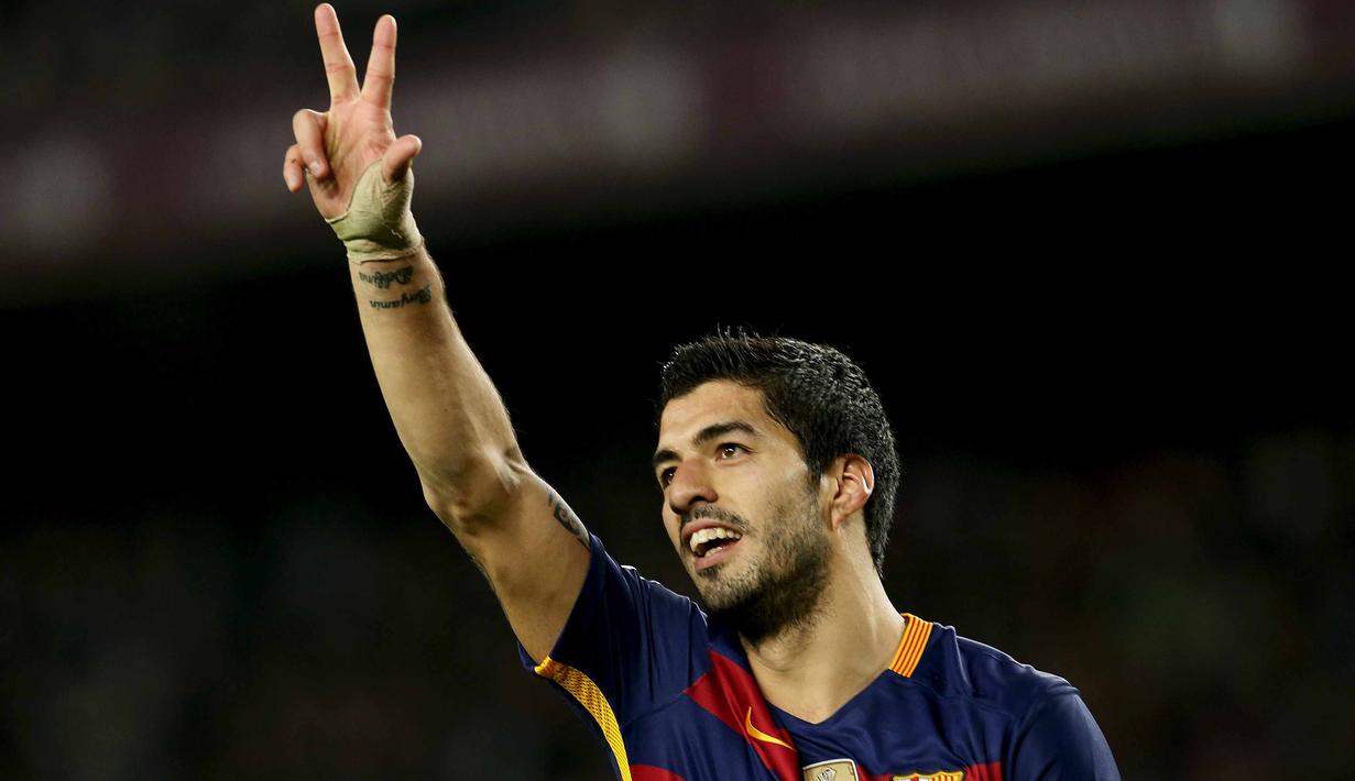  Luis Suarez merayakan golnya saat Barcelona menjamu Valencia pada leg pertama semifinal  Copa del Rey (King's Cup) di Stadion Camp Nou, Barcelona, Kamis (4/2/2016) dini hari WIB.  (REUTERS/Albert Gea). 