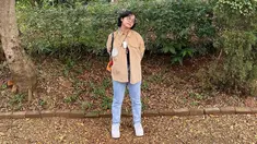 Tampil dengan kaus hitam yang dipadukan celana jeans serta sneakers memang bisa dijadikan sebagai andalan. Cinta Kuya juga terlihat memilih memadukannya dengan kemeja oversize cokelat polos untuk melengkapi gaya OOTDnya. (Liputan6.com/IG/@cintakuya)