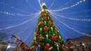Beragam dekorasi terlihat di pasar Natal di St. Petersburg, Rusia (20/12/2020). Pasar Natal tersebut dibuka pada 19 Desember dan akan digelar sampai 10 Januari tahun depan. (Xinhua/Irina Motina)