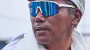 Pemandu gunung legendaris asal Nepal, Kami Rita Sherpa, yang kembali dari Gunung Everest setelah pendakiannya yang ke-32, disambut saat tiba di bandara, Kathmandu, Nepal, Jumat 22 Mei 2026. (AP Photo/Niranjan Shrestha)