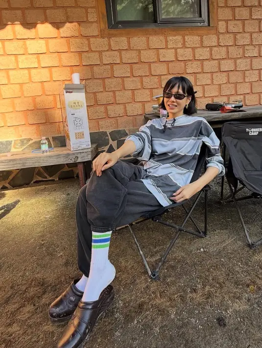 <p>Melengkapi tampilannya dengan celana training hitam, serta sandal tertutup depan warna hitam serta kaos kaki putih. Dan kacamata hitamnya. [@yejinhand]</p>