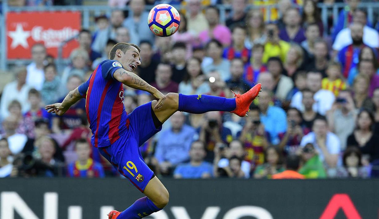 Bek Barcelona, Lucas Digne, berusaha membuang bola saat melawan Deportivo pada laga La Liga di Stadion Nou Camp, Barcelona, Sabtu (15/10/2016). Barcelona menang 4-0 atas Deportivo. (AFP/Lluis Gene)