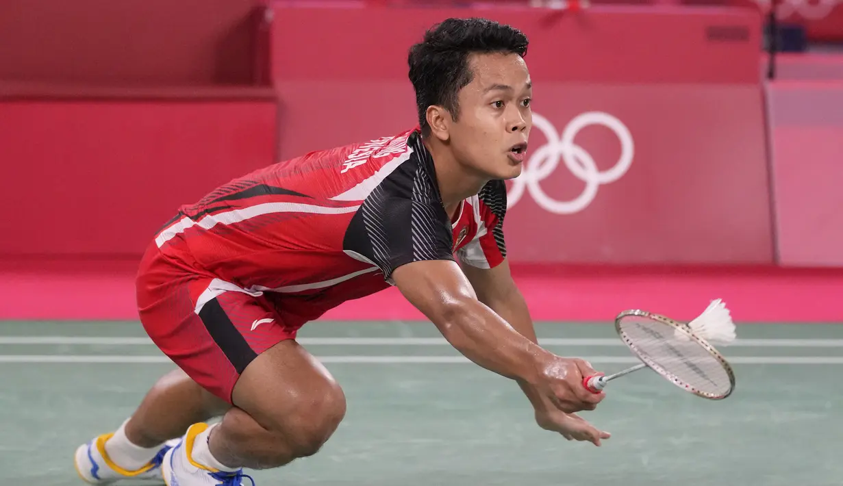 Usai interval, Anthony Sinisuka Ginting masih sulit keluar dari tekanan dan sering membuat kesalahan sendiri. Chen Long terus menjauh pada posisi 15-9 dan terus mendikte Anthony Sinisuka Ginting hingga menutup gim kedua 21-11. (Foto: AP/Dita Alangkara)