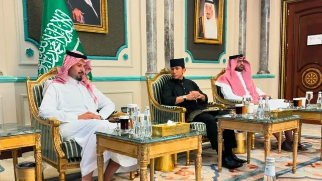 Anisha Rosnah dan Pangeran Mateen saat Umrah di bulan Ramadan. [@tmski]