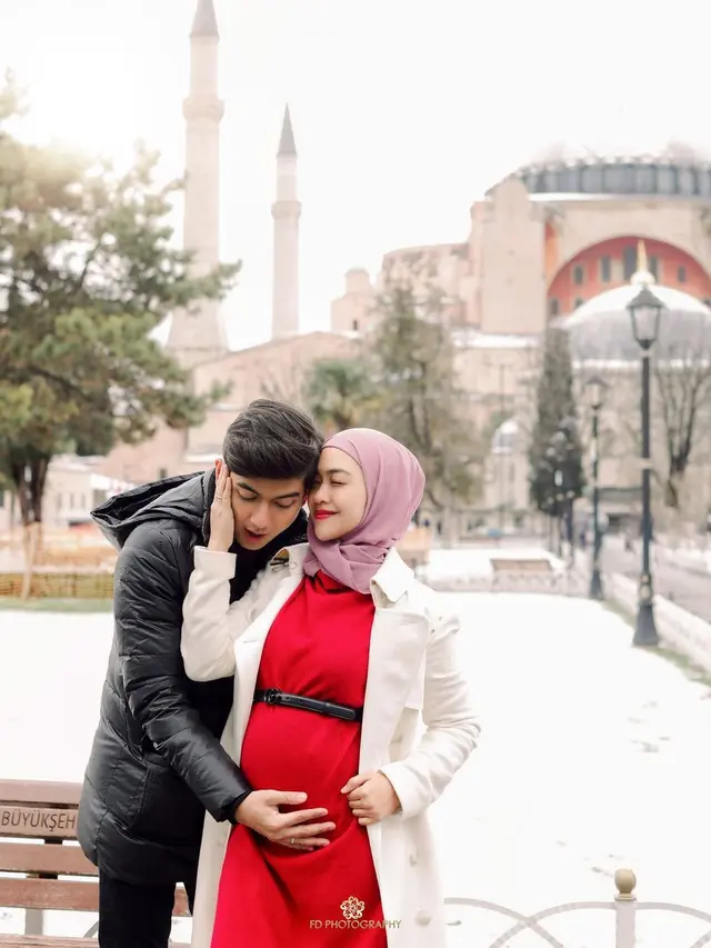 Ria Ricis tengah hamil anak pertama dari pernikahannya dengan Teuku Ryan