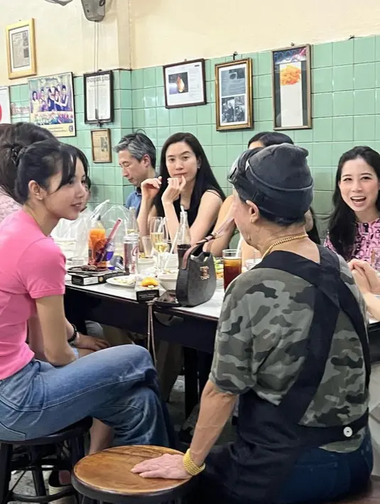 Lisa pun tampil dengan outfit santai mengenakan kaos pink dipadukan celana denim. Ia pun tampak santai ngobrol bareng pemilik tempat makan tersebut. [@jayfaibangkok]