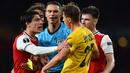 Bek Arsenal, Hector Ballerin, bersitegang dengan bek Standard Liege, Mergim Vojvoda, pada laga Liga Europa di Stadion Emirates, London, Kamis (3/10). Arsenal menang 4-0 atas Liege. (AFP/Glyn Kirk)