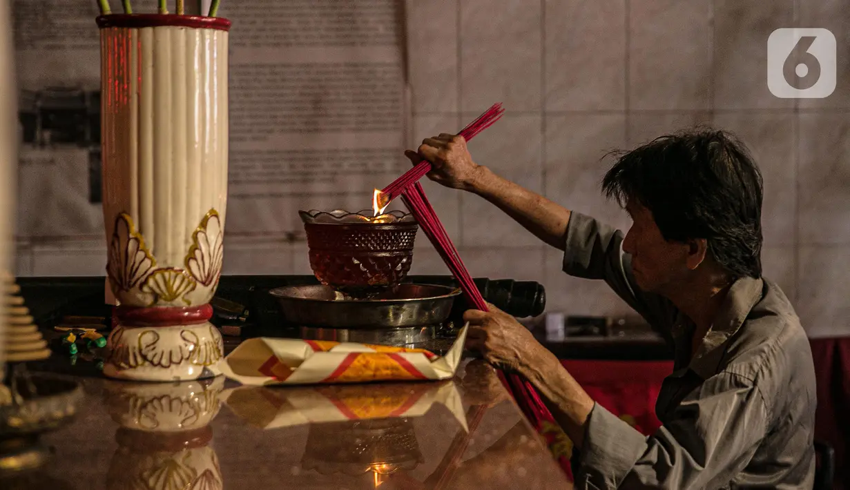 Pekerja menyiapkan dupa di lingkungan Vihara Tanda Bhakti di kawasan Petak Sembilan, Glodok, Jakarta, Rabu (3/2/2021). Bersih-bersih Rumah Ibadah dilakukan untuk menyambut Hari Raya Imlek yang jatuh pada 12 Februari 2021. (Liputan6.com/Faizal Fanani)