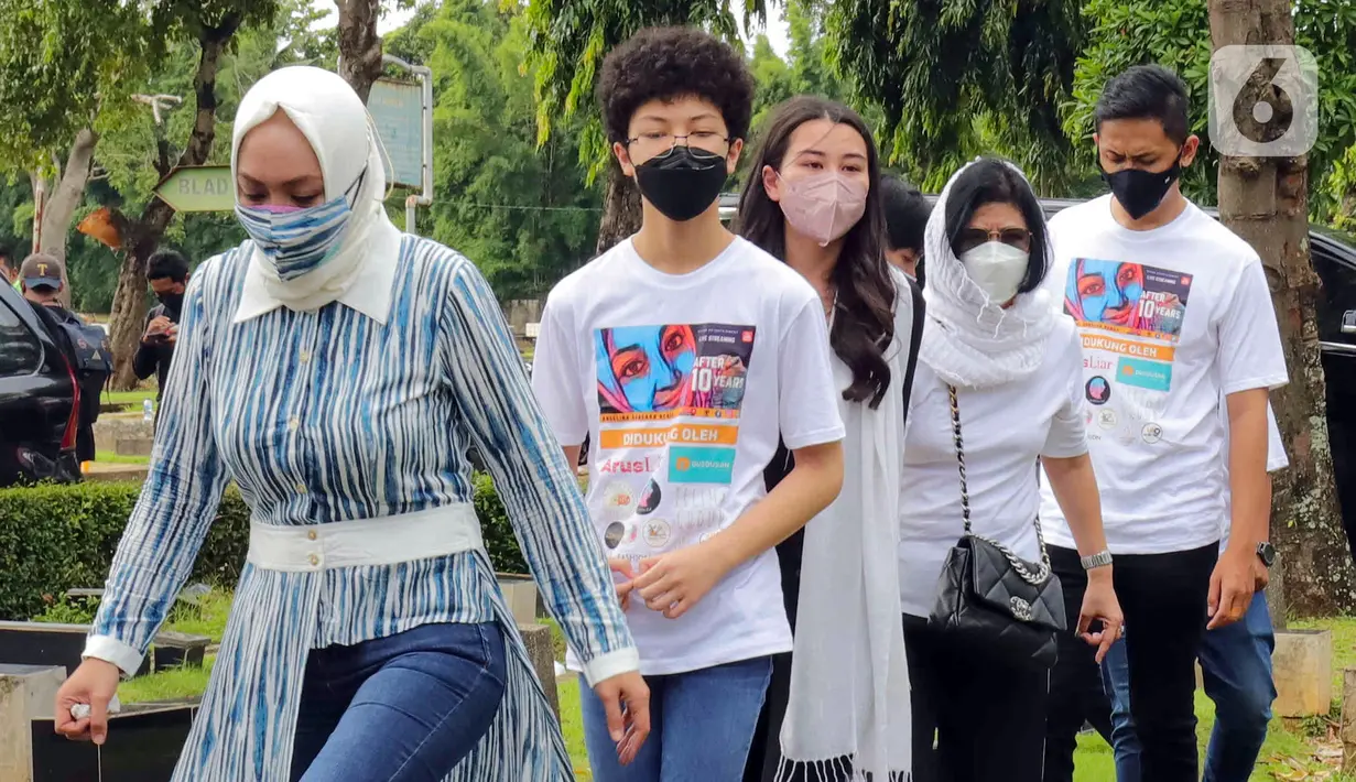 Mantan Anggota DPR Angelina Sondakh (kiri) bersama kedua anaknya Aaliyah Massaid dan Keanu Jabbar Massaid saat ziarah makam di TPU Jeruk Purut, Jakarta Selatan, Kamis (3/3/2022). Kedatangan mereka untuk berziarah ke makam Adjie Massaid dan bapak dari Adjie Massaid. (Liputan6.com/Herman Zakharia)