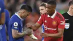 Pemain MU, Anthony Martial (kanan), mengambil sepatu miliknya dari tangan pemain Chelsea, Enzo Fernandez, dalam laga tunda pekan ke-32 Liga Inggris 2022/2023 yang berlangsung di Old Trafford, Jumat (26/5/2023). (AFP/Oli Scarff)