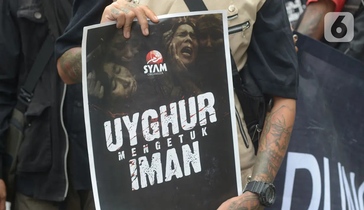 Massa sejumlah ormas Islam membawa poster saat aksi bela Uighur di depan Kedutaan Besar China, kawasan Kuningan, Jakarta, Jumat (27/12.2019). Mereka memprotes dugaan pelanggaran Hak Asasi Manusia (HAM) oleh pemerintah China kepada etnis muslim Uighur di Xinjiang. (Merdeka.com/Imam Buhori)