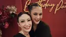 Ayu Dewi pun hadir dengan atasan hitam dipadukan kain batik sebagai bawahannya. Dilengkapi aksesori kalung keemasannya. [@mrsayudewi]