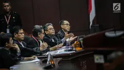 Tim hukum Prabowo-Sandiaga berdebat dengan Hakim Konstitusi I Dewa Gede Palguna di sidang sengketa Pilpres 2019, Jakarta, Kamis (20/6/2019). Perdebatan terjadi ketika Pakar IT Prof Marsudi Wahyu Kisworo, mengatakan Sistem Situng KPU dijamin aman dan tak bisa disusupi. (Liputan6.com/Faizal Fanani)