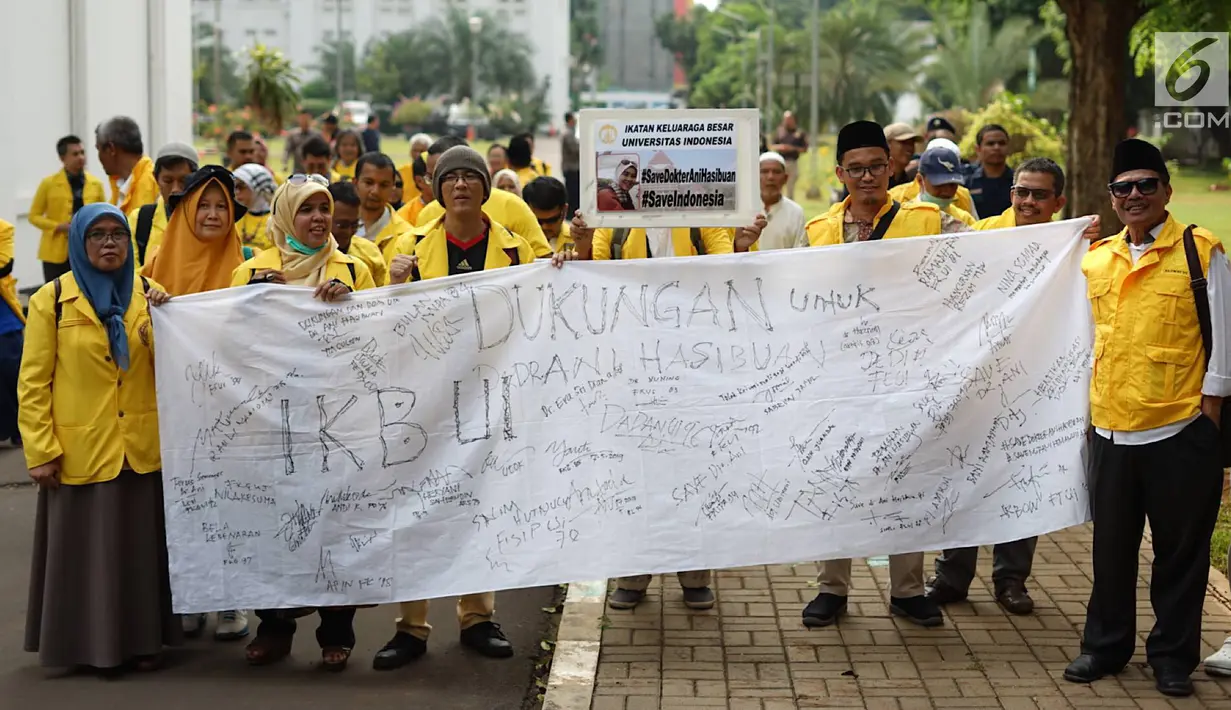 Ikatan Keluarga Besar UI (IKB UI) menggelar aksi solidaritas untuk dokter Robiah Khairani Hasibuan atau Ani Hasibuan di Kampus Universitas Indonesia, Jakarta, Jumat (17/5). Massa membentangkan spanduk berisi tandatangan dukungan untuk Ani Hasibuan. (Liputan6.com/Immanuel Antonius)