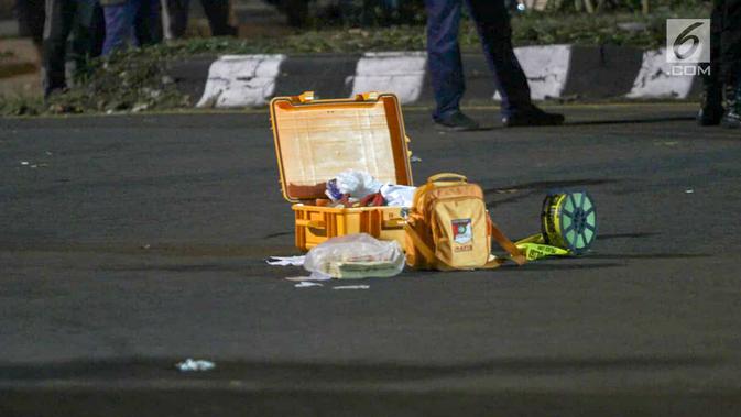 Peralatan tim Inafis di lokasi ledakan bom di Pos Polisi Pantau, Bundaran Kartasura, Sukoharjo Selasa (4/6/2019). Bom bunuh diri terjadi pada Senin pukul 22.30 WIB yang mengakibatkan pelaku aksi teror kritis dan tujuh polisi selamat. (Liputan6.com/Fajar Abrori)