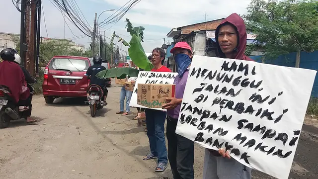 Tanam Pohon Pisang di Jalan Pondok Ungu Bekasi yang Berlubang