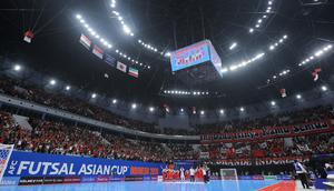 Para pemain Timnas Futsal Indonesia menyanyikan lagu Tanah Airku bersama para suporter setelah laga semifinal Piala Asia Futsal 2026 melawan Jepang di Indonesia Arena, Senayan, Jakarta, Kamis (05/02/2026). (Bola.com/Bagaskara Lazuardi)