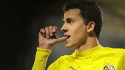 Villarreal's Brazilian forward Nilmargestures as he celebrates his goal during the Spanish league football match Villareal CF vs RCD Mallorca on December 18, 2010 at El Madrigal stadium in Villareal. AFP PHOTO/ JOSE JORDAN 