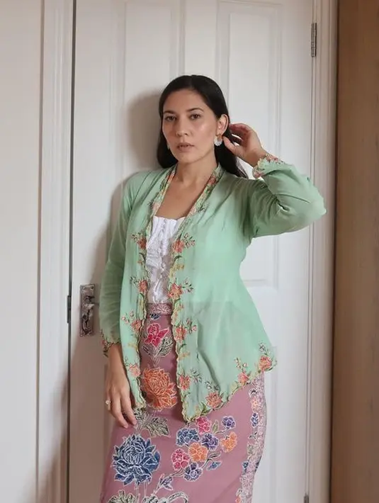 Tak jarang, Hannah memadukannya dengan kain batik yang semakin mengangkat jiwa nasionalisme dirinya.