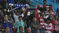 Suporter Arema Cronus, Aremania dan suporter Madura United, Taretan Mania akur saat berada di dalam stadion. (Bola.com/Iwan Setiawan)