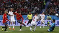 Proses terjadinya gol yang dicetak gelandang Spanyol, Isco, ke gawang Maroko pada laga grup B Piala Dunia di Stadion Kaliningrad, Kaliningrad, Senin (25/6/2018). Kedua negara bermain imbang 2-2. (AP/Manu Fernandez)