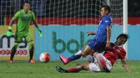 Duel pemain Persib Bandung, Tantan (atas) dan pemain Persija Jakarta, Sutanto Tan pada laga TSC 2016 di Stadion GBLA, Bandung, (17/7/2016). Persib ditahan Persija 0-0. (Bola.com/Nicklas Hanoatubun)