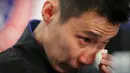 Pebulutangkis Malaysia, Lee Chong Wei (36) dengan berlinang air mata saat mengumumkan pensiun melalui konferensi pers di Putrajaya, Kamis (13/6/2019). Mantan pemain nomor satu dunia ini memutuskan untuk gantung raket alias pensiun akibat kanker yang dideritanya. (AP Photo/Vincent Thian)