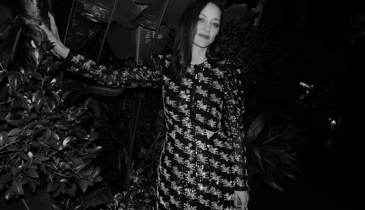 Tak kalah memukau, Marion Cotillard mengenakan black lace petticoat dress dari koleksi SS23 Haute Couture. [Dok/Chanel].