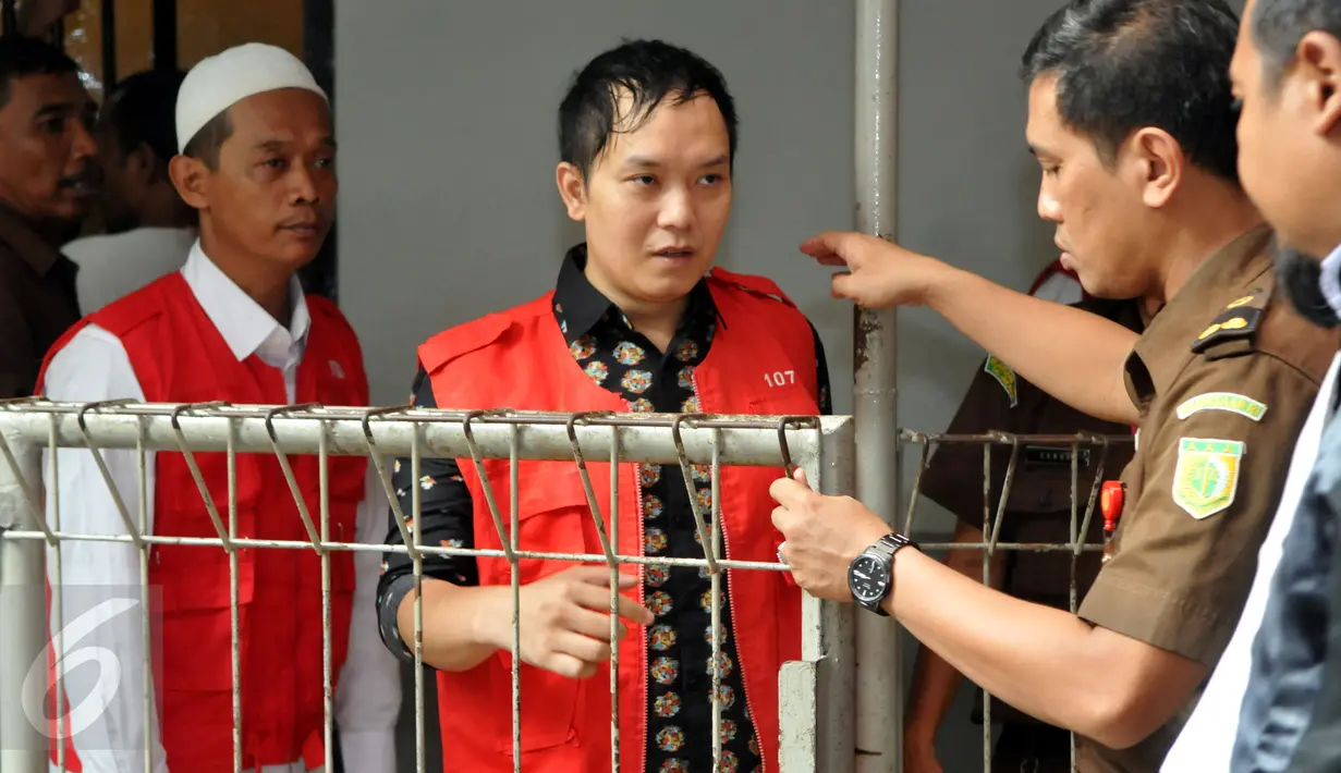 Terdakwa kasus penggelapan uang arisan, Hengki Kawilarang saat akan menjalani sidang keduanya di Pengadilan Negeri Jakarta Selatan,  Senin (29/6/2015). Sidang beragendakan eksepsi alias nota pembelaan dari pihak Hengki. (Liputan6.com/Panji Diksana)