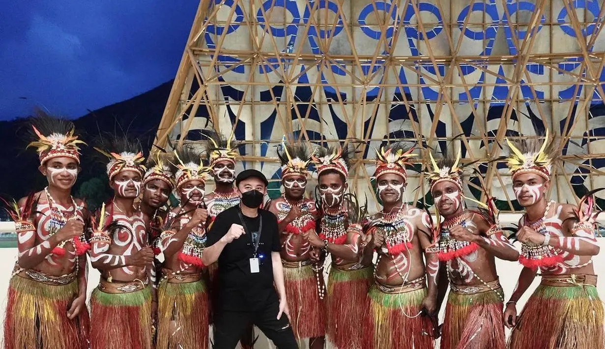 Meski hasil karya akan menjadi tontonan yang dilihat sangat kecil bagi orang yang melihat langsung di stadion dan yang menyaksikan lewat layar, tak jadi alasan untuk membuatnya bercela. Rinaldy tetap mengaturnya agar mendekati sempurna dan tetap indah dilihat. (Instagram @rinaldyyunardi)